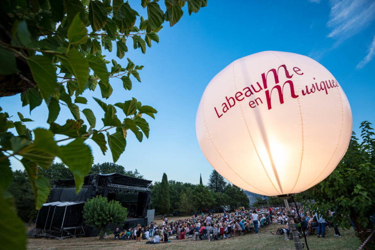 Jane Birkin & le Gainsbourg Symphonique - Saint Alban Auriolles, jardins du Mas Daudet, le 9 août 2019.
