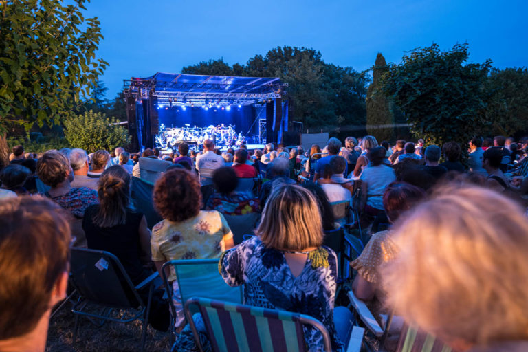 Jane Birkin & le Gainsbourg Symphonique - Saint Alban Auriolles, jardins du Mas Daudet, le 9 août 2019.